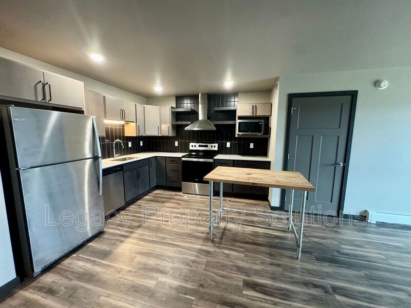 Bismarck House: 226 E Greenfield Ln