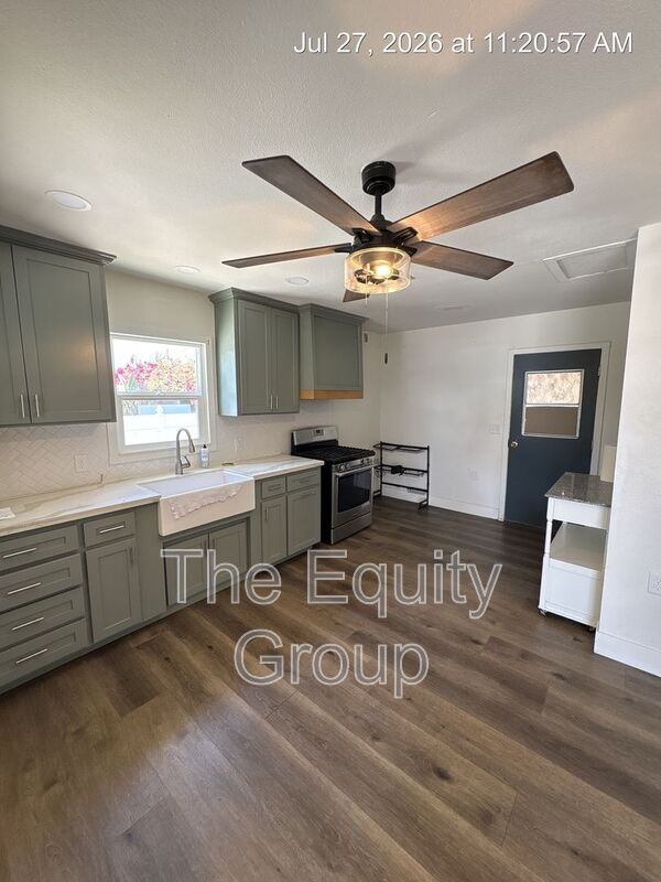 Dinuba House: 151 N Villa Ave