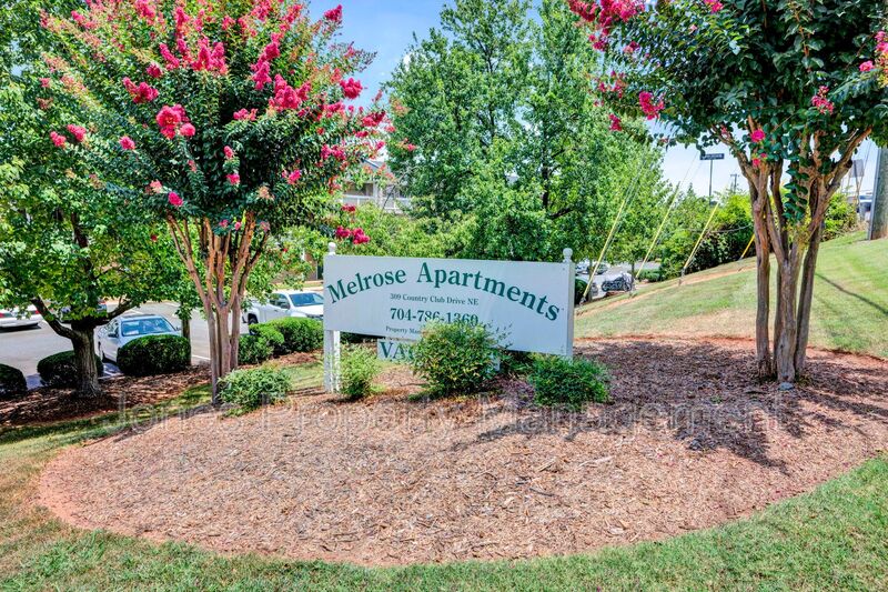 Concord Condo: 305 O Country Club Drive NE
