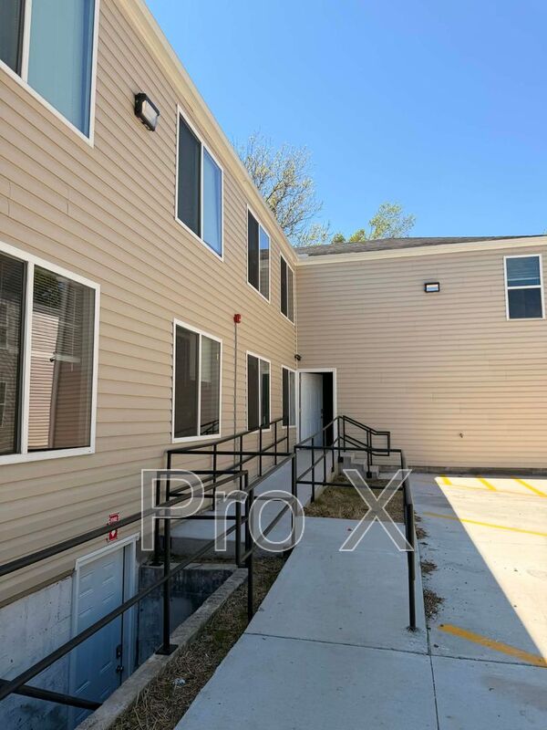 Joplin House: 121 S Byers 101