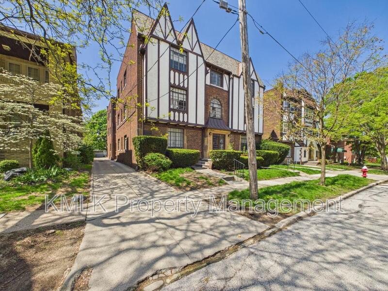 Lakewood Condo: 1352 Kenilworth Ave