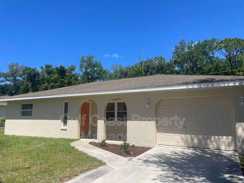 Venice House: 220 Avalon Rd