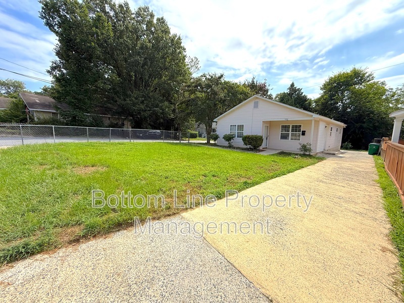 Charlotte House: 1324 Parkwood Ave