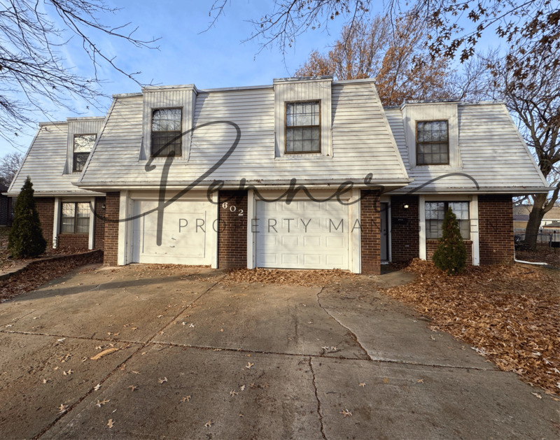 LEE'S SUMMIT House: 602 NE MAGELLAN AVE