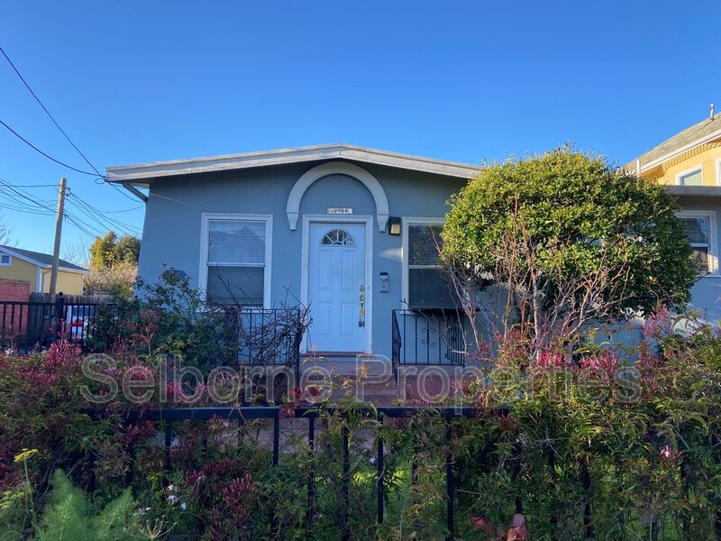 Alameda House: 2054 Lincoln Ave