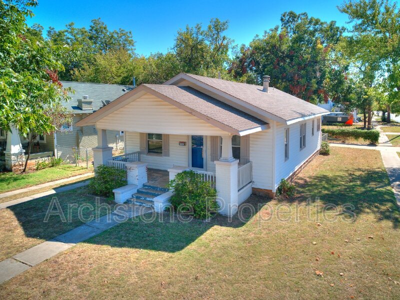 Edmond House: 202 E 3rd St