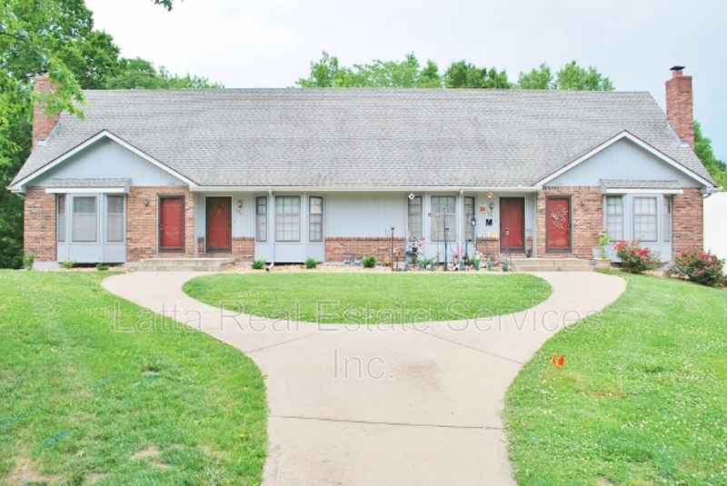 Blue Springs Townhome: 324 NW Millstone Cir