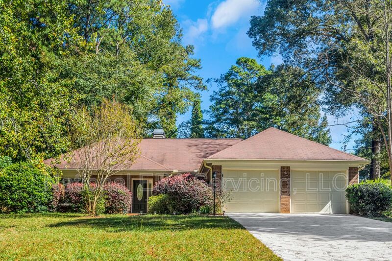 Stockbridge House: 213 Robin Ln