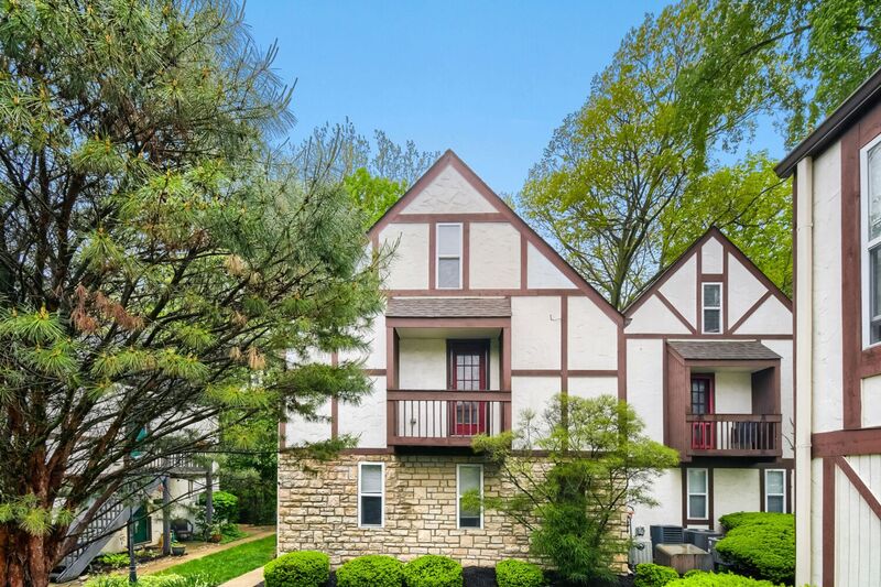 Marble Cliff Condo: 1585-B Arlington Ave