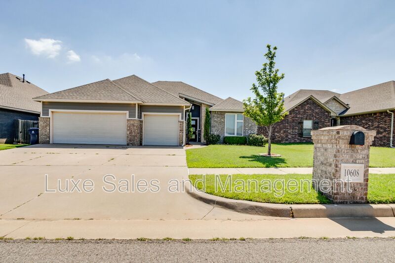Yukon House: 10608 Glover River Drive