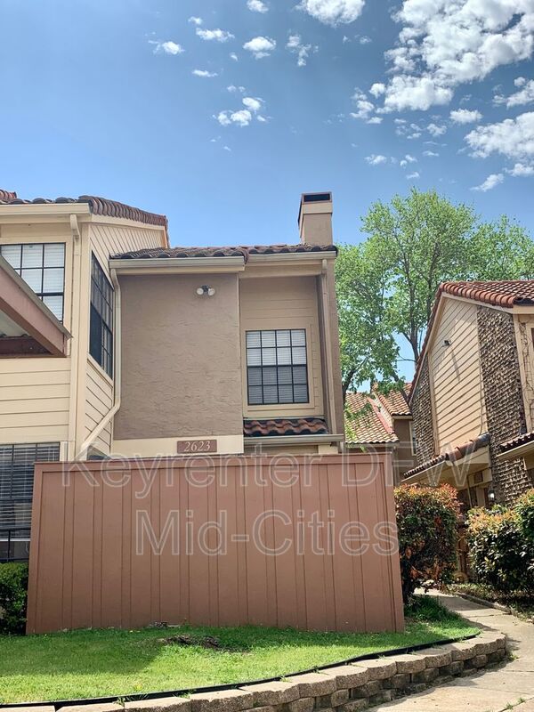 Irving House: 2623 Piedras Drive