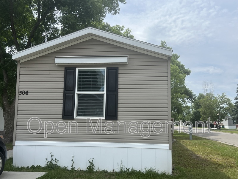West Fargo House: 825 1st Ave E