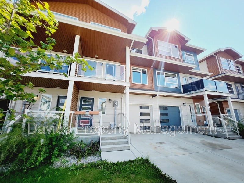 Edmonton Townhome: 17215 9 Avenue SW