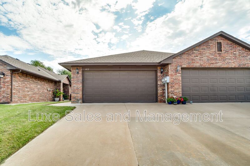 Edmond House: 412 Chalk Hill Ct