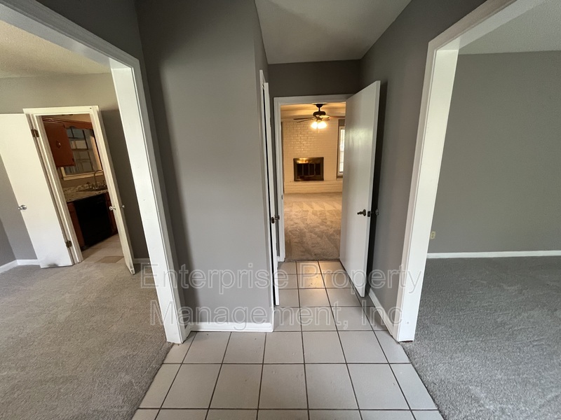 Photo 4 of 6124 Chinaberry Dr