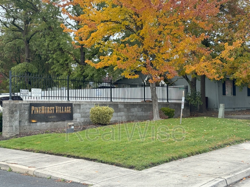 Medford House: 1221 Skeeters Ln