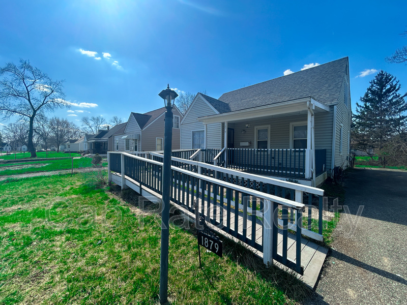 Columbus House: 1879 Jermain Dr