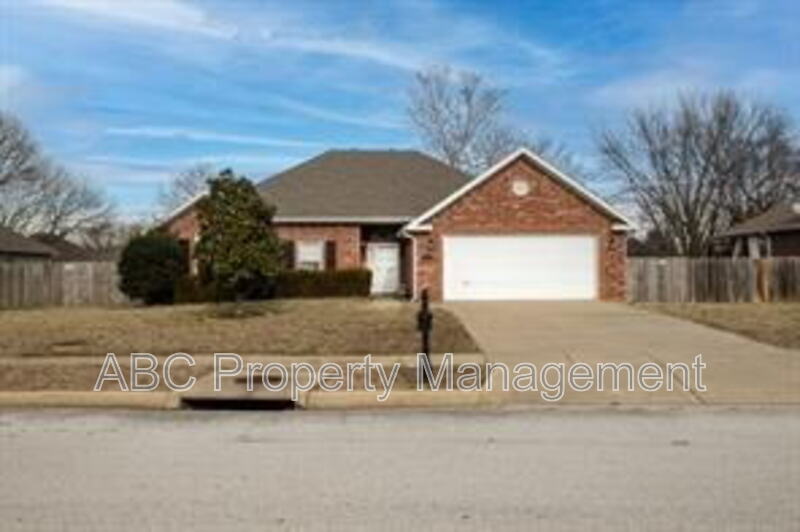 Fayetteville House: 3558 West Clearwood Drive