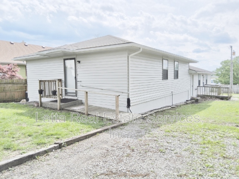 Higginsville Condo: 2502 Cedar St #B