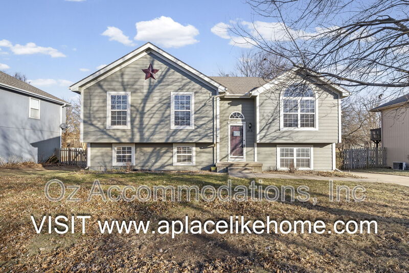 Raymore House: 313 S Darrowby Dr