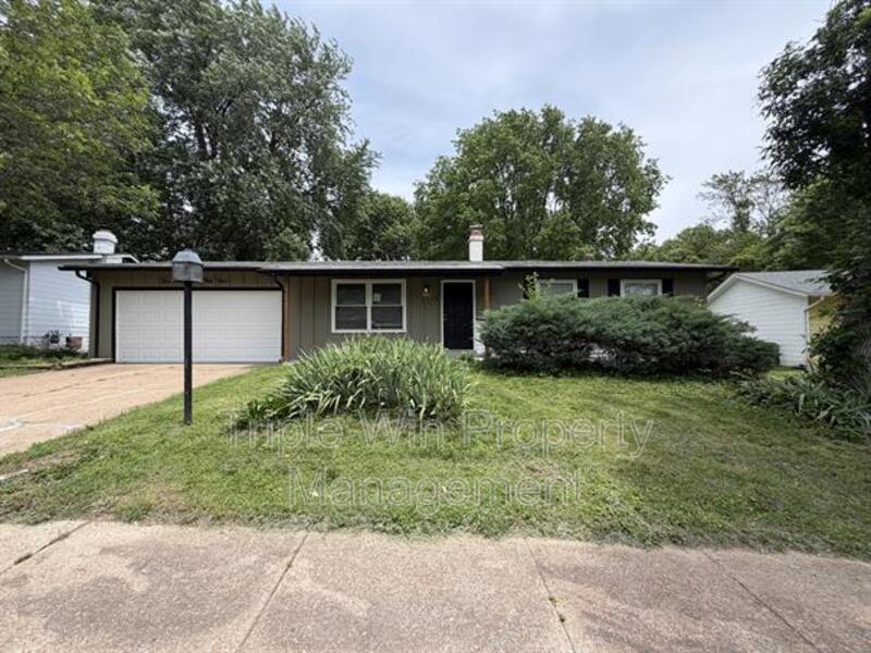 FLORISSANT House: 2245 LINDSAY LN