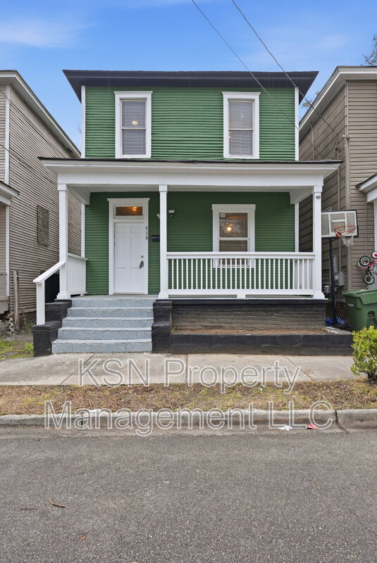 Savannah House: 716 W 38th St