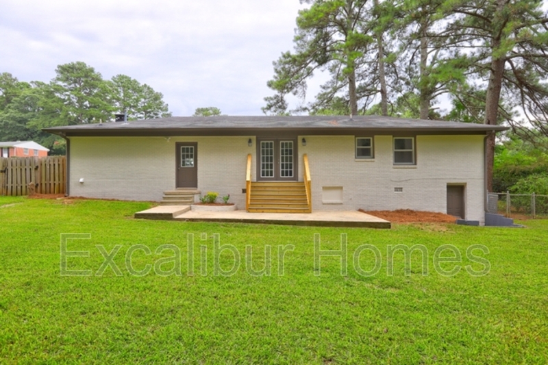 Palmetto House: 215 Fond Court