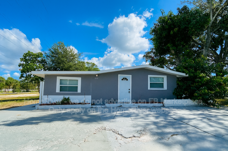 Tarpon Springs House: 605 S Disston Ave
