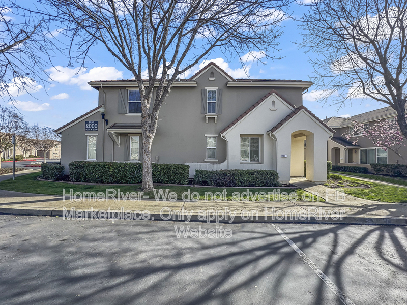 Folsom House: 2001 Esplanade Cir