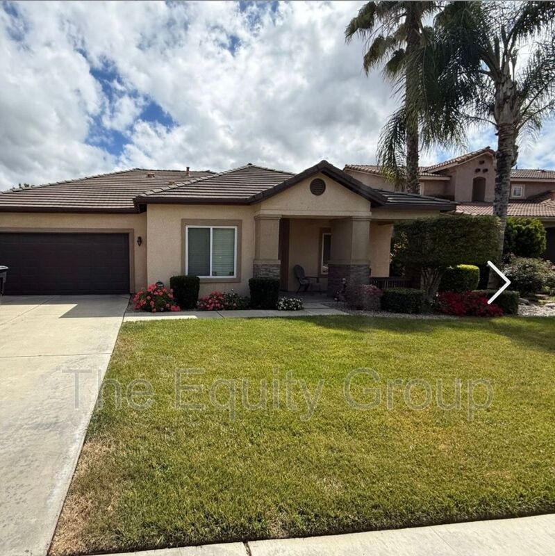 Visalia House: 229 W Elkhorn Avenue