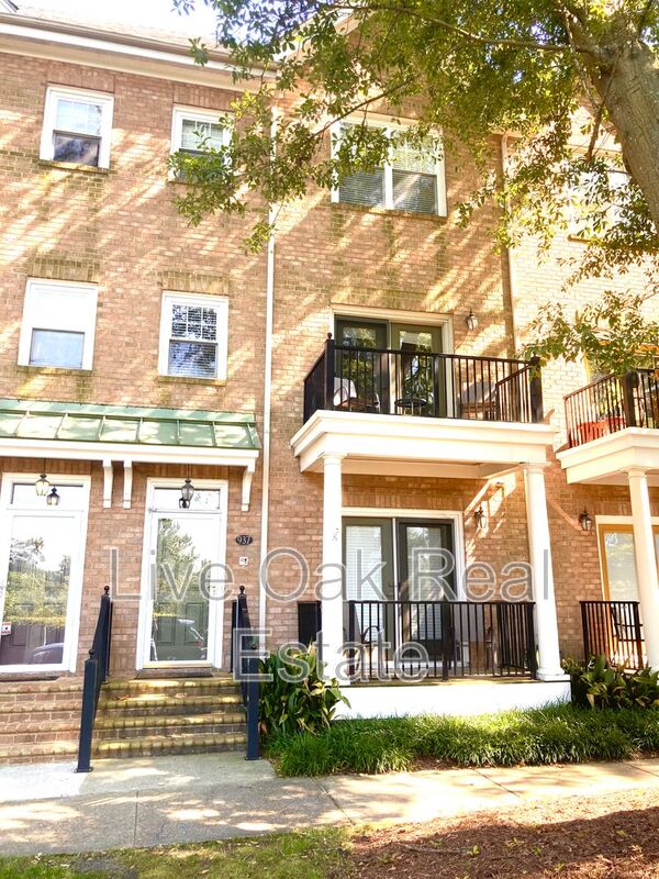 Norfolk Townhome: 937 Bolling Ave
