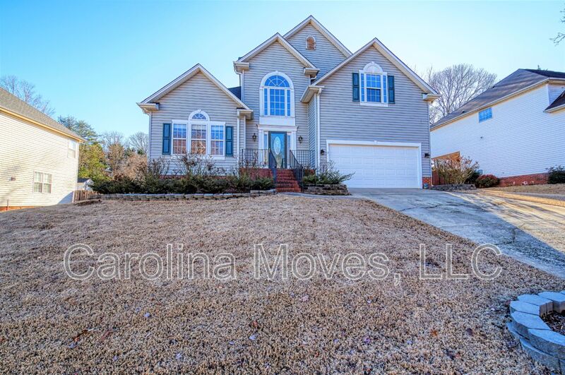 Simpsonville House: 512 South Orchard Farms Avenue