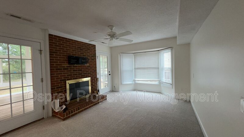 Spacious 4-Bedroom Home with Sunroom! - Photo 5