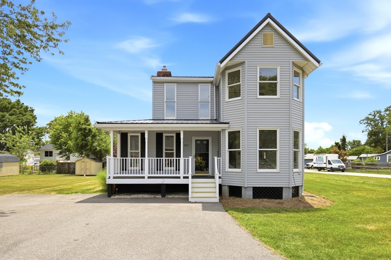 Edgewater House: 301 Kenmore Avenue