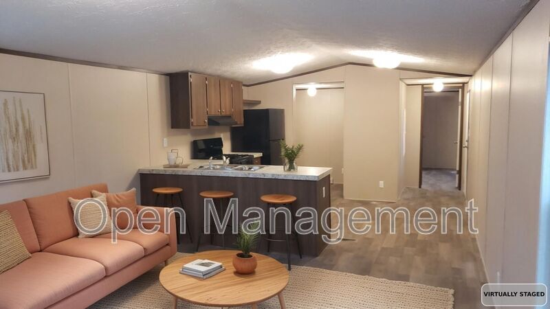 Scottsbluff House: 24 Erin Ln