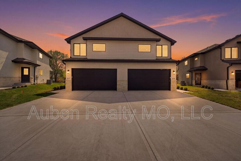 Lee's Summit Condo: 216 NW Orchard Ln