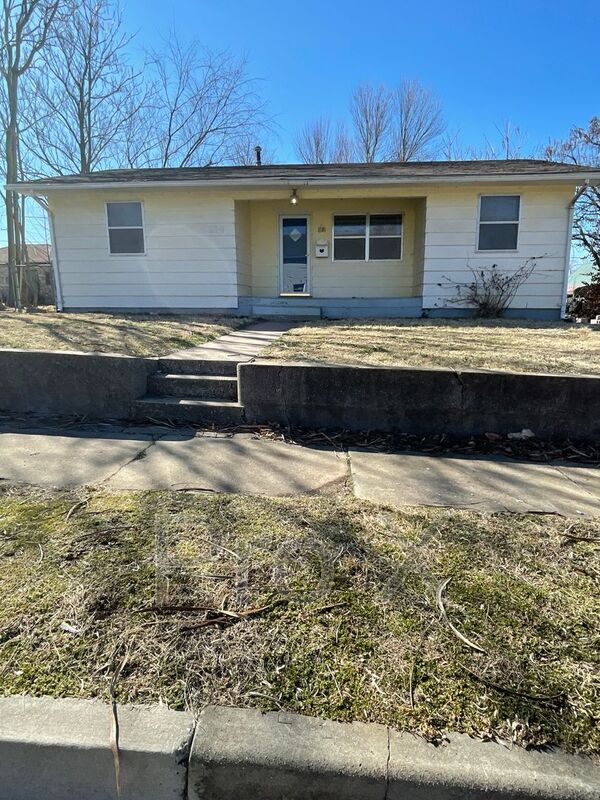 Webb City House: 214 S Tom St