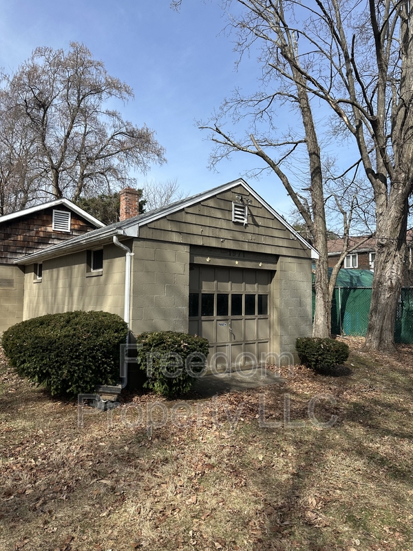 Southington House: 154 Beecher St Southington