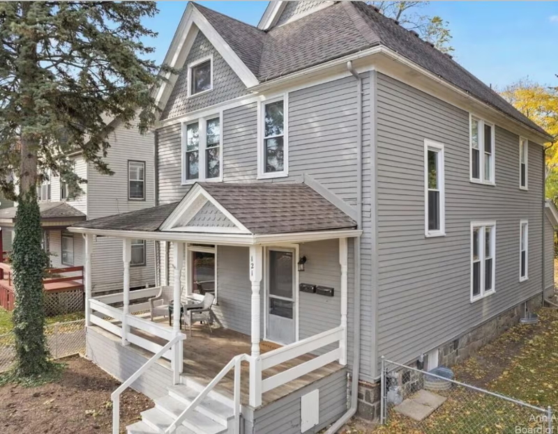 Ypsilanti Condo: 121 College Place