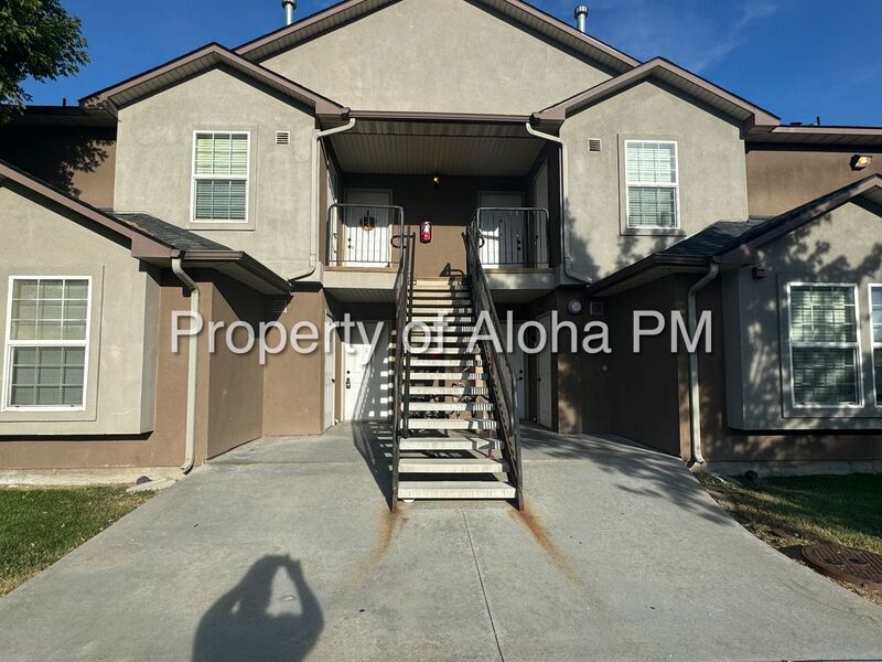 Meridian House: 1071 W. Pine Ave