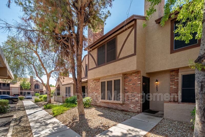Peoria House: 7977 W Wacker Rd