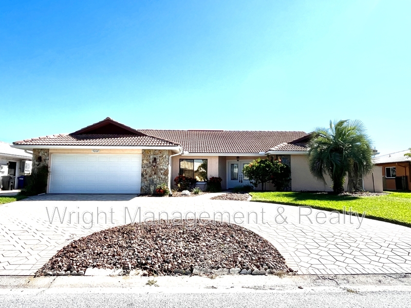 New Port Richey House: 5008 South Shore Drive