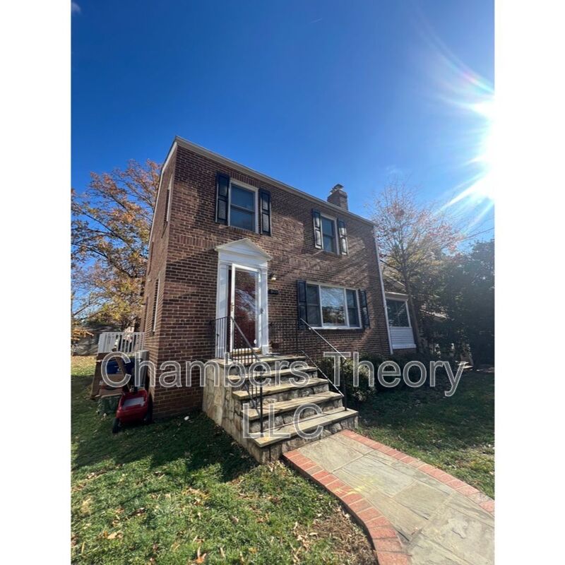 Arlington House: 1625 N Stafford St