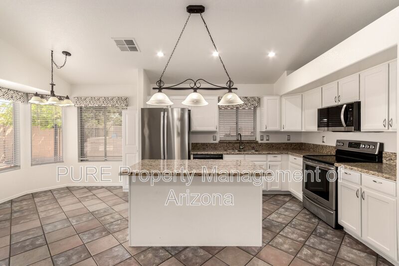 Avondale House: 12406 W Roanoke Ave