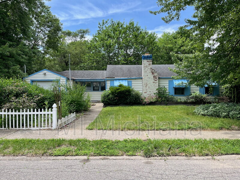 South Bend House: 2405 Woodmont Dr