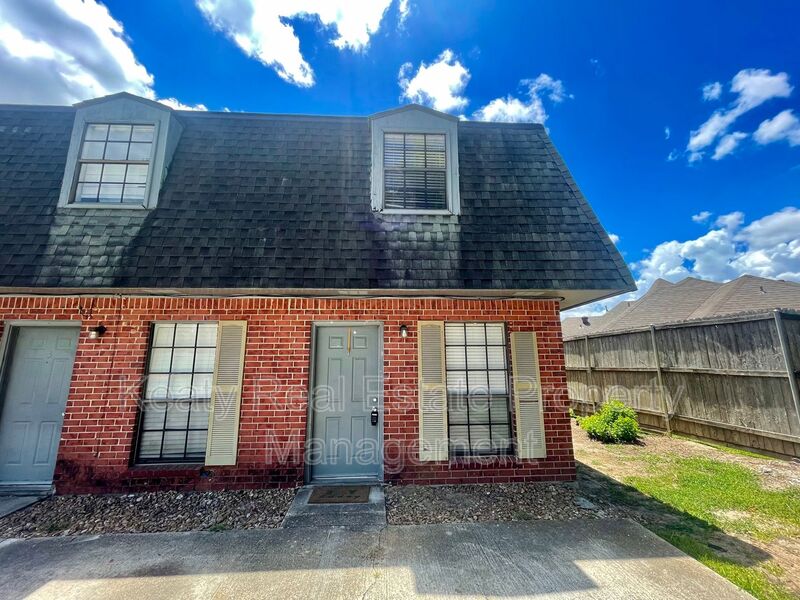 Lafayette House: 418 Failla Road