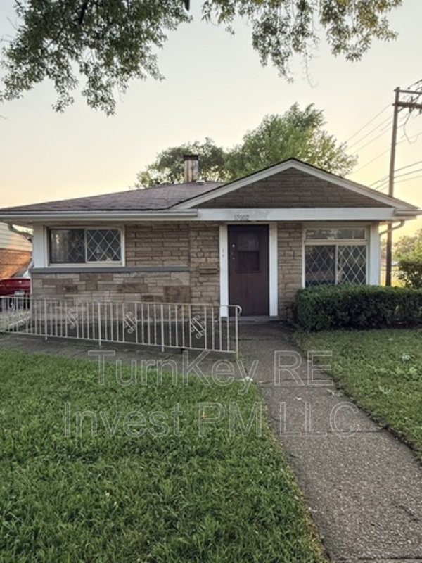 Lansing House: 17002 Greenbay Avenue