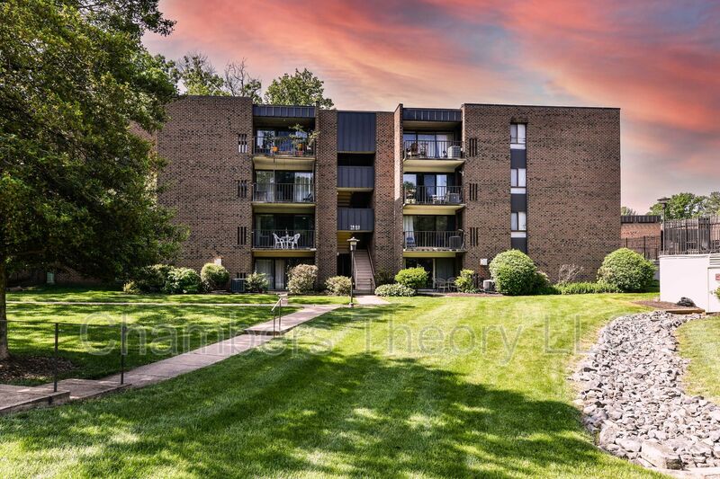 Annandale Condo: 7802 Dassett Ct
