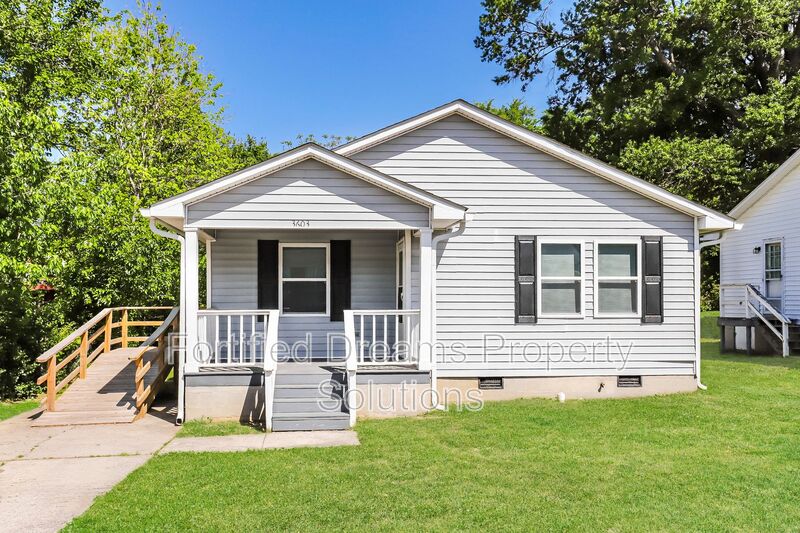 Greensboro House: 3603 Calumet Pl