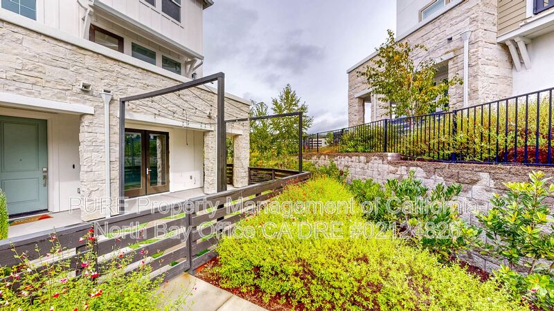 Santa Rosa Townhome: 297 Gambrel Circle